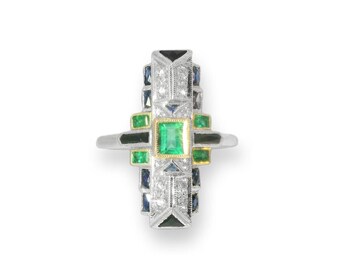 Anello Art Déco in oro bianco 18 carati con mosaico di smeraldi, zaffiri e diamanti tagliati a mano.