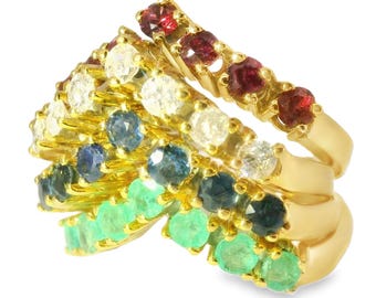 Anello a fascia impilabile in oro 14 carati con diamanti, rubini, smeraldi e zaffiri.
