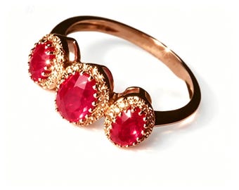 Anillo de oro blanco de 14 quilates con diamantes y rubíes de tres piedras