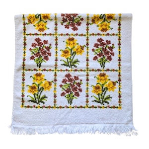 Vintage Floral Bath Towel: Retro Wildflower Pattern