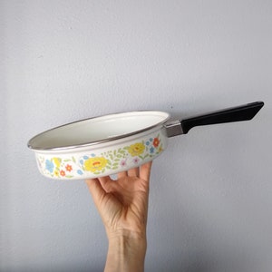 Vintage 1970s Groovy Enamelware Saute Pan with Pretty Floral Design - Retro Cookware