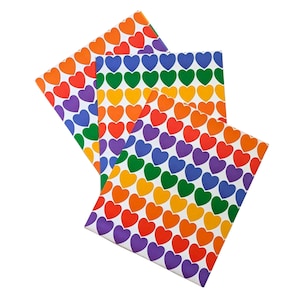 Pu&ograve; includere: Tre fogli di carta rettangolari con un motivo ripetuto di cuori colorati in uno spettro arcobaleno. I cuori sono disposti in file e colonne su sfondo bianco. I colori includono rosso, arancione, giallo, verde, blu e viola.