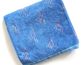 1980s Vintage Fieldcrest Bath Towel with Vivid Blue Postmodern Pattern
