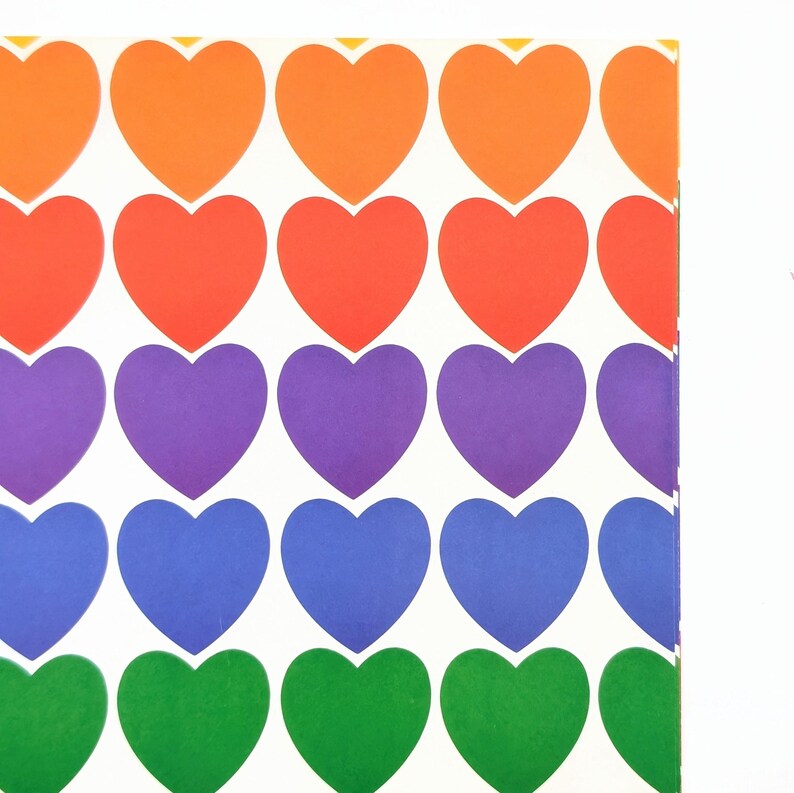 Pu&ograve; includere: Primo piano di uno sfondo bianco con file di cuori colorati in un motivo arcobaleno. I cuori sono arancioni, rossi, viola, blu e verdi. L'immagine &egrave; un design vibrante e allegro.