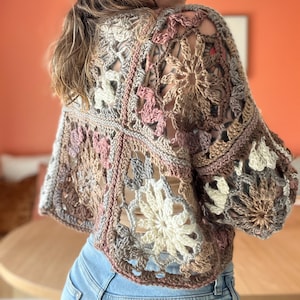 K&ouml;nnte beinhalten: Ein geh&auml;keltes Oberteil mit einem floralen Muster in Braun-, Rosa- und Wei&szlig;t&ouml;nen. Das Oberteil ist &auml;rmellos und hat eine verk&uuml;rzte L&auml;nge.