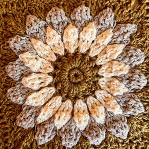 Crochet Square Pattern - The Garden Square // Flower Granny Square Crochet Pattern