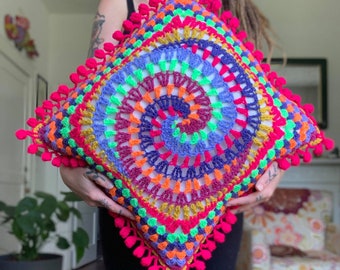 Vortex Pillow Crochet Pattern // Crochet Spiral Throw Pillow Tutorial