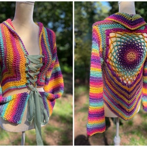 Op de afbeelding: Een kleurrijk gehaakt topje met een regenboogkleurig gestreept patroon en een veter aan de voorkant. De achterkant van het topje heeft een groot gehaakt mandala-ontwerp.