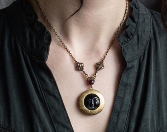 Collar de Luna Nueva con granate, Collar con medallón de la Diosa de la Luna de estilo vintage en bronce, Collar con medallón de luna de cristal negro Joyería celestial