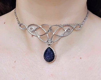 Collier ras de cou en pierre bleue de déesse de la nuit en grès bleu, bijoux ren faire en argent, tour de cou celtique, collier en pierre dorée bleue