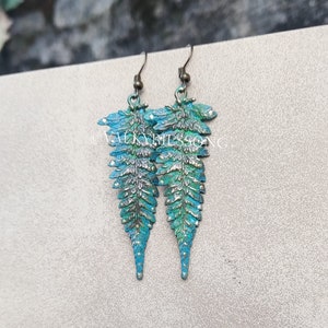 Pendientes de hoja verde helecho, colgantes de bronce pintados a mano, joyería inspirada en la naturaleza del bosque élfico