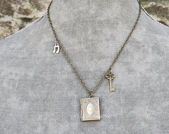 Collier médaillon livre fantaisiste, bronze, étoiles argentées, breloque musical, clé, style vintage
