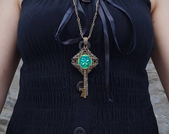 Green jewel key necklace, witches key necklace, resin crystal bronze vintage magical witchy jewelry gift for fantasy lover, fantasy jewelry