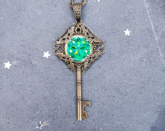 Collier clé bijou vert, collier clé sorcières, collier clé verte, bijoux sorcières, cadeau magique vintage pour sorcière, cadeau pour amoureux de fantasy