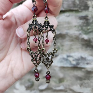 Rubinrote Ohrringe, Kristall Ohrringe, Kristall Kronleuchter, Kristall Ohrringe, lange Ohrringe, Renaissance Schmuck, Gothic, Vampir Schmuck