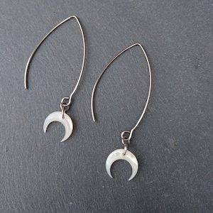 Zarte Mond Ohrringe, Silber Perlmutt Ohrringe, lange Creolen aus Stahl, Muschel Ohrringe, himmlische Ohrringe, zierlicher Schmuck