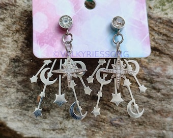 Pendientes tipo ear jacket con diseño de estrella y luna: joyería celestial de acero inoxidable plateado.