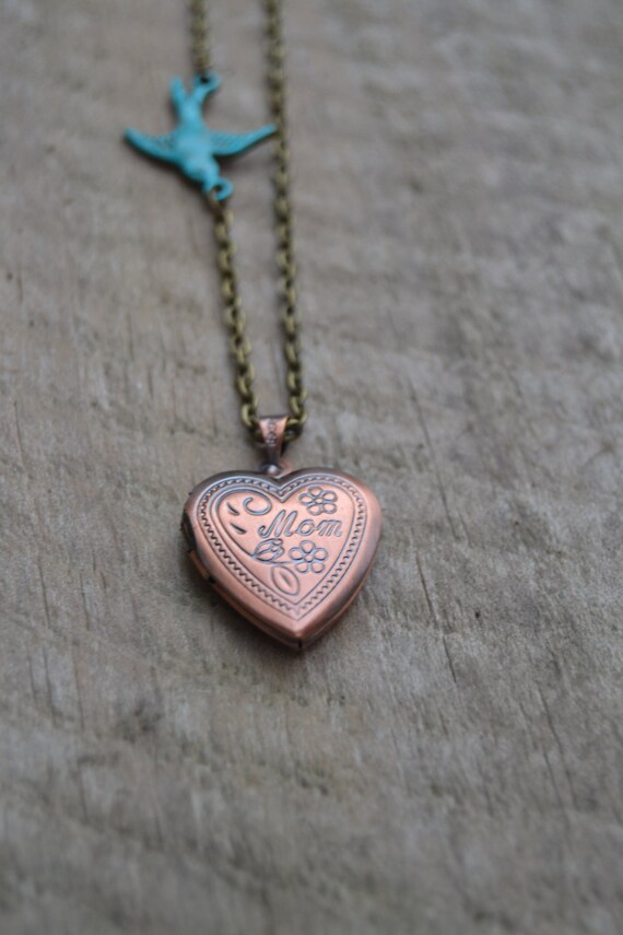 Locket necklace for mom deals