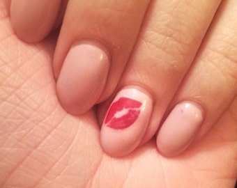 Labios rojos de uñas etiquetas