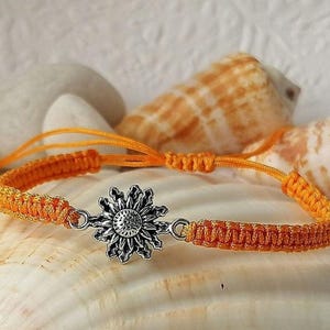 Pulsera de macramé con amuletos de la suerte con símbolos de infinito, Hamsa, paz y sol.