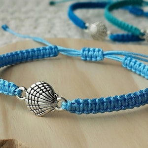 Camino de Santiago macrame bracelet with scallop shell symbol