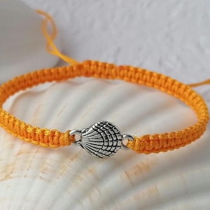Pulsera de macramé del Camino de Santiago con símbolo de concha de vieira