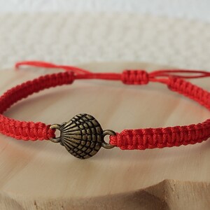 Pulsera de macramé del Camino de Santiago con símbolo de concha de vieira