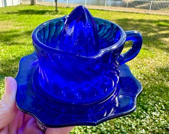 Presse-agrumes vintage en verre bleu cobalt avec tasse à café en feuilles pressées