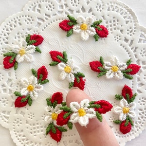 10 Venise Strawberry Daisies Flower Appliques, Wholesale Option