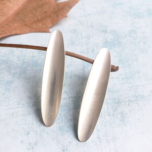 Longues boucles d'oreilles ovales minimalistes modernes, boucles d'oreilles en argent avec barre de feuille d'argent, bijoux simples géométriques contemporains, cadeau pour elle image 4