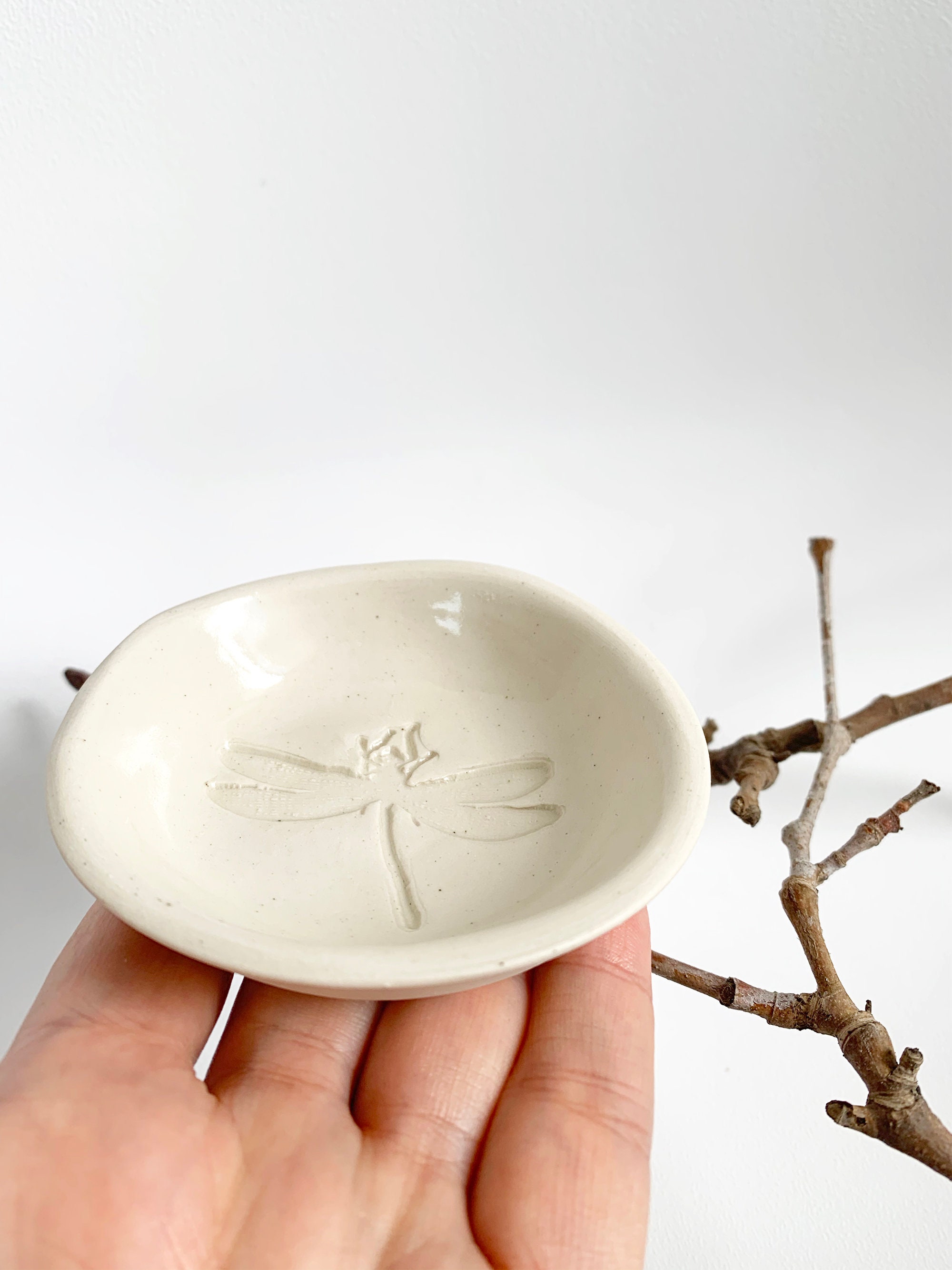 Uniquewise QI004368.TR Modern Ceramic Trinket Dish Accent Plate Jewelry Holder White Plate and Gold Cactus Tree