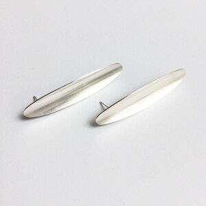 Longues boucles d'oreilles ovales minimalistes modernes, boucles d'oreilles en argent avec barre de feuille d'argent, bijoux simples géométriques contemporains, cadeau pour elle image 10