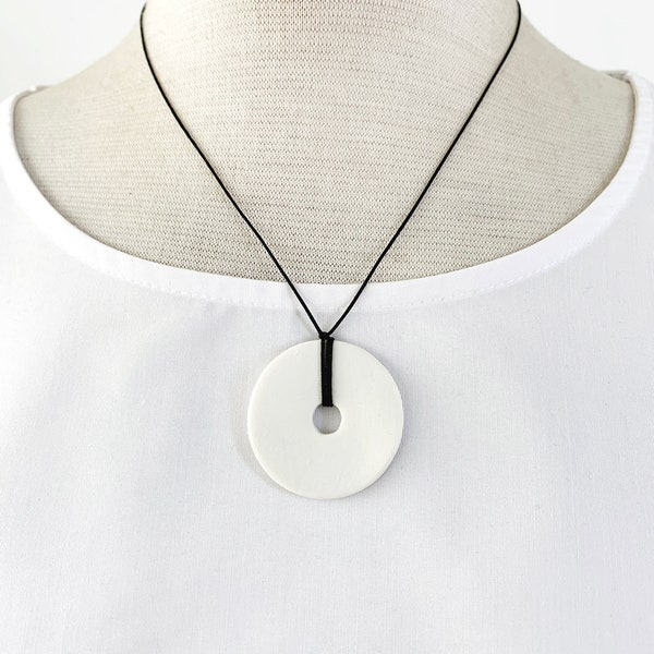 Collier court cercle minimaliste, pendentif cercle en porcelaine blanche, collier en céramique simple, bijoux géométriques modernes en céramique, cadeau pour elle