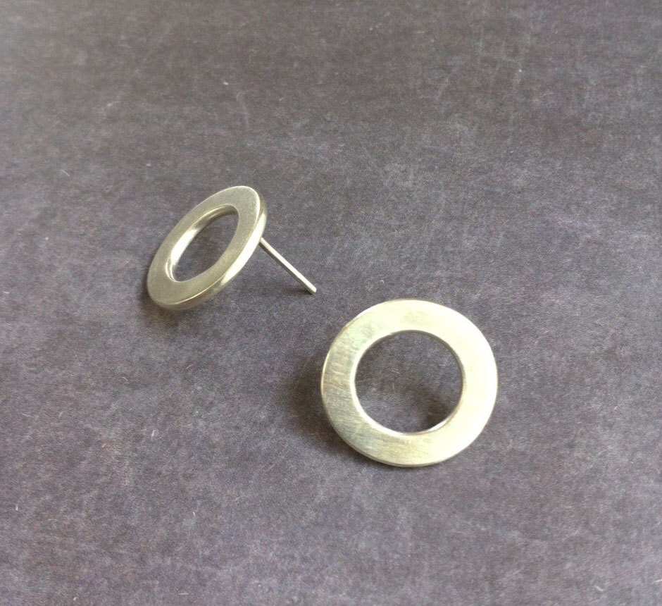 Circle stud earrings