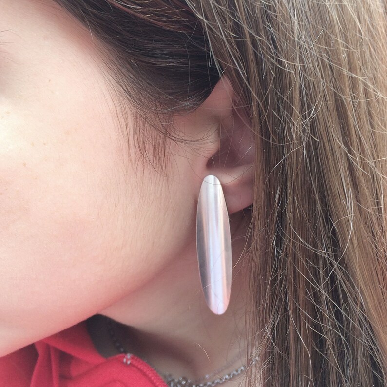 Longues boucles d'oreilles ovales minimalistes modernes, boucles d'oreilles en argent avec barre de feuille d'argent, bijoux simples géométriques contemporains, cadeau pour elle image 2
