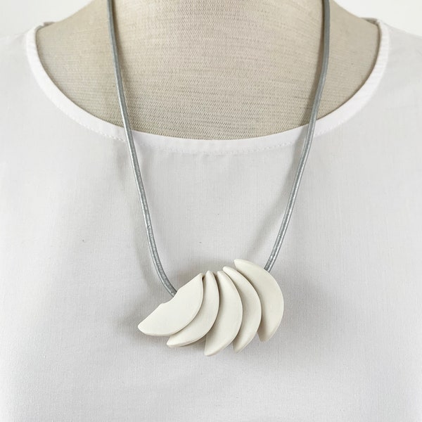 Collier en porcelaine minimaliste de forme organique, long collier en porcelaine blanche, collier en céramique simple, cadeau de bijoux en céramique moderne