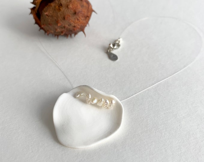 Delicate simple pearl necklace - minimalist abstract white necklace