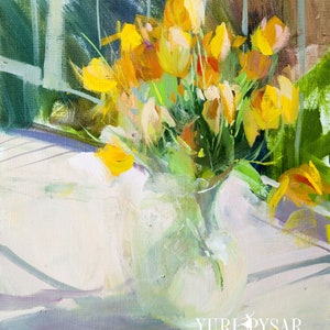 Puede incluir: Pintura al &oacute;leo de un ramo de tulipanes amarillos en un jarr&oacute;n de cristal transparente. Las flores son el foco principal, con hojas y tallos verdes. El fondo es una suave mezcla de verde y marr&oacute;n, con una superficie blanca en primer plano. Firma del artista.