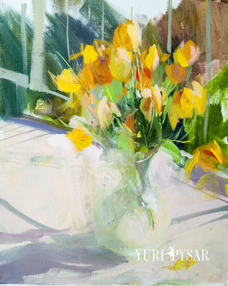Puede incluir: Pintura al &oacute;leo de un ramo de tulipanes amarillos en un jarr&oacute;n de cristal transparente. Las flores son el foco principal, con hojas y tallos verdes. El fondo es una suave mezcla de verde y marr&oacute;n, con una superficie blanca en primer plano. Firma del artista.