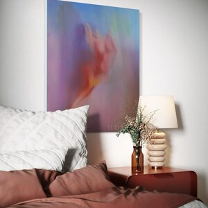 K&ouml;nnte beinhalten: Schlafzimmer-Szene mit einem abstrakten Gem&auml;lde in Rot-, Lila- und Blaut&ouml;nen. Ein Nachttisch mit Lampe und Blumenvase. Das Bett hat wei&szlig;e und rostfarbene Bettw&auml;sche. Das Gem&auml;lde hat das Wort "YURI".