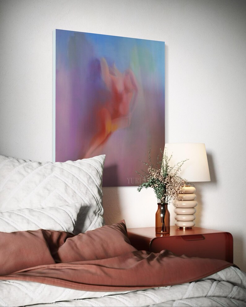 K&ouml;nnte beinhalten: Schlafzimmer-Szene mit einem abstrakten Gem&auml;lde in Rot-, Lila- und Blaut&ouml;nen. Ein Nachttisch mit Lampe und Blumenvase. Das Bett hat wei&szlig;e und rostfarbene Bettw&auml;sche. Das Gem&auml;lde hat das Wort "YURI".