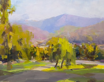 Può includere: Un dipinto paesaggistico impressionista con una catena montuosa sullo sfondo e lussureggianti alberi verdi e gialli in primo piano. Il dipinto utilizza una tavolozza di verdi, gialli, blu e viola per rappresentare una giornata di sole.