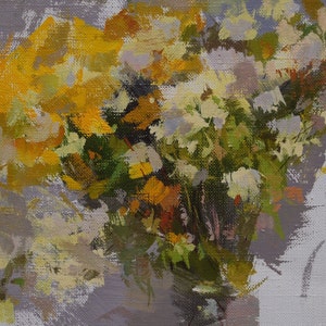 Op de afbeelding: Een olieverfschilderij van een boeket bloemen. De bloemen zijn voornamelijk geel en wit, met vleugjes groen en oranje. De achtergrond is zachtgrijs en de penseelstreken zijn zichtbaar, waardoor het schilderij een textuur krijgt.