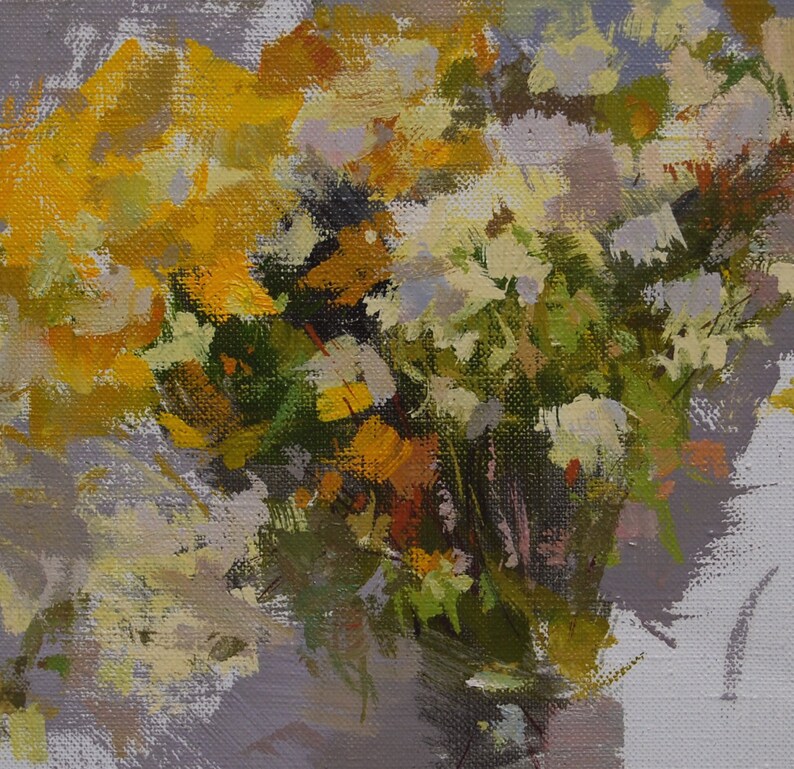 Op de afbeelding: Een olieverfschilderij van een boeket bloemen. De bloemen zijn voornamelijk geel en wit, met vleugjes groen en oranje. De achtergrond is zachtgrijs en de penseelstreken zijn zichtbaar, waardoor het schilderij een textuur krijgt.