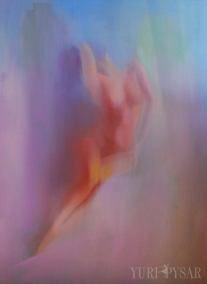 K&ouml;nnte beinhalten: Abstraktes &Ouml;lgem&auml;lde mit einer nackten Figur in Rosa-, Pfirsich- und Gelbt&ouml;nen, vor einem Hintergrund aus Blau und Lila. Das Kunstwerk hat einen weichen, verschwommenen Effekt, mit der Signatur des K&uuml;nstlers unten rechts.