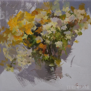 Op de afbeelding: Een olieverfschilderij van een boeket gele en witte bloemen met groen blad. Het kunstwerk heeft een vierkant formaat en is geplaatst tegen een lichtgrijze achtergrond. De penseelstreken zijn zichtbaar en cre&euml;ren een textuureffect. De handtekening van de kunstenaar staat rechtsonder.