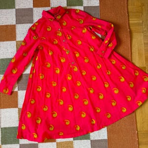 Vintage Marimekko-jurk / maat X small / 1972 Finland / rozerood met limoengroene komma&#39;s