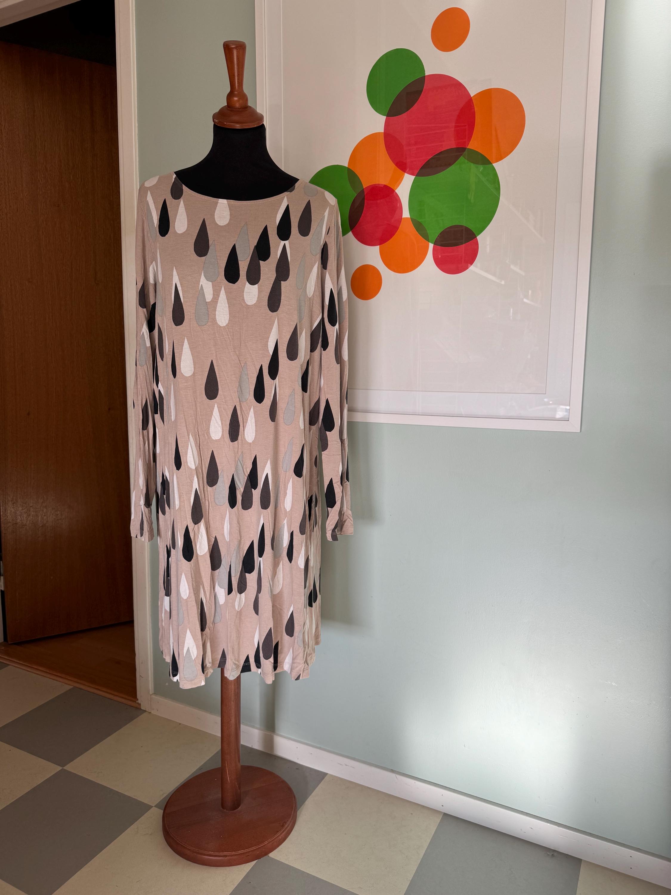 vintage marimekko dress Oversize Floral Print  Mercy and a wide vintage Marimekko bold graphic print