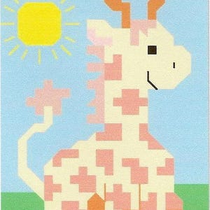 Peut inclure: Illustration pixélisée d'une girafe avec un soleil jaune dans un ciel bleu. La girafe est crème avec des taches roses et des accents orange. Elle est assise sur de l'herbe verte.