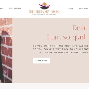 K&ouml;nnte beinhalten: Website-Homepage mit einer l&auml;chelnden Frau, die sich an eine Backsteinmauer lehnt. Das Logo der Website, "The Ordinary Divine", befindet sich oben. Der Text auf der Seite lautet: "Liebe(r) Freund(in)! Ich bin so froh, dass du hier bist." und "Mehr erfahren."